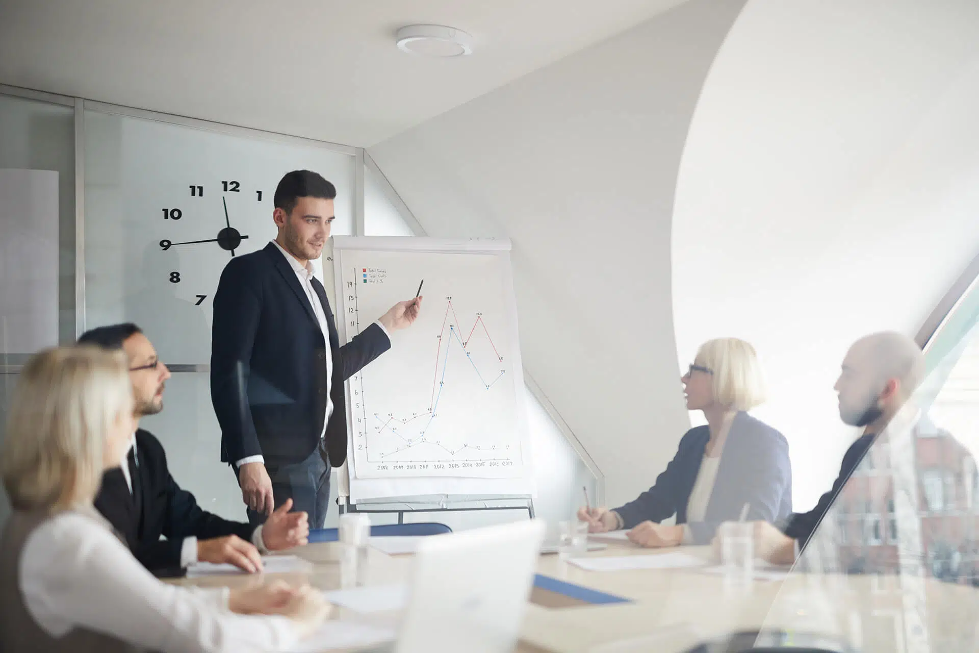 grupo de empresarios analisando dados contabeis rodrigues contabilidade aracaju